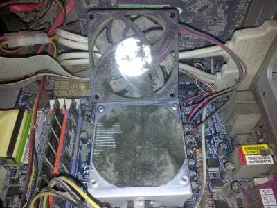 Veuch - @LostHighway: ja czyściłem ojcu stary komputer. Taki filc pod wentylatorem od...