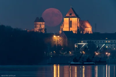 Nightscapes_pl - Wczorajszy wschód superksiężyca nad Toruniem. 

Po więcej polub mn...