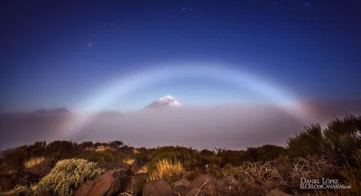 Skrzypibut - Tęcza nad Parkiem Narodowym Teide widoczna nocą przy świetle Księżyca. W...