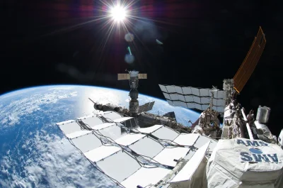 d.....4 - Ładny widok z ISS. W prawym dolnym rogu znajduje się Magnetyczny Spektometr...