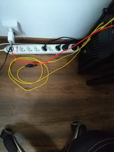 Adrien - Żółty kabel od słuchawek często mi się zaplątuje pod kółka od fotela. Ktoś p...