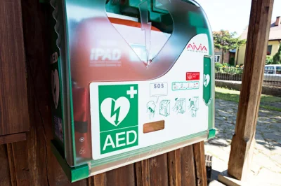 ciekawe-ciekawe - #ciekawostki

Na zdjęciu widzimy defibrylator AED. Jest tak prost...