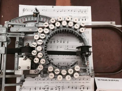 CKNorek - Maszyna do pisania nut. Jak dla mnie zupełna nowość.
Źródło

#zdjecia #f...