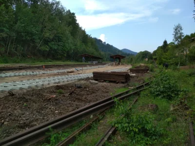 Ravenuss - Halo Mirki,

Siedzę sobie na stacji kolejowej w #walbrzych i czekam na cia...