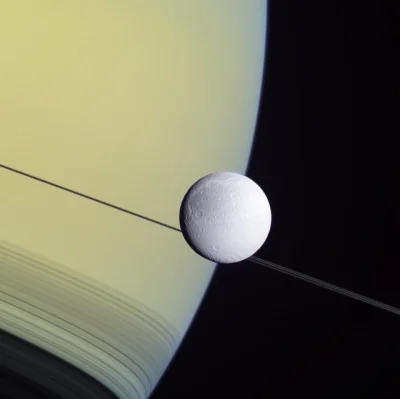 Nooser - Dione na tle Saturna i jego pierścieni wykonane przez sondę Cassini

Dione...