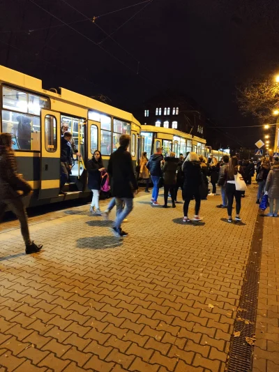 Tommy__ - Tramwaj wypuścił pasażerów na przystanku joannitow i stoi na awaryjnych w k...