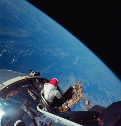 myrmekochoria - Dave Scott spogląda na Ziemię podczas misji Apollo 9, 1969 rok. 

#...