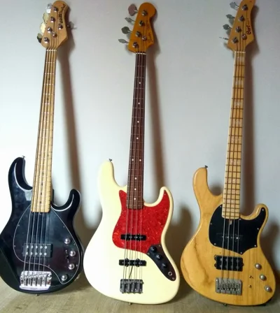 MrFruu - @Kubul: Od lewej:
Music Man Stingray 5 - 2002r. bodajże
Fender Jazz Bass J...