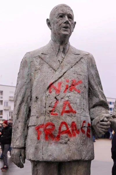 NadiaFrance - Sprofanowany pomnik De Gaulla w Calais, napis głosi "#!$%@?ć Francję".
...