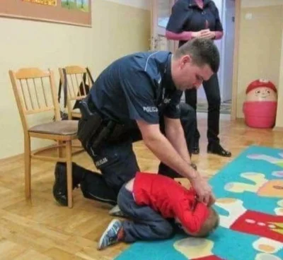 taju - Szok i niedowierzanie! Potezny policjant przerywa modlitwe mlodego muzulmanina...