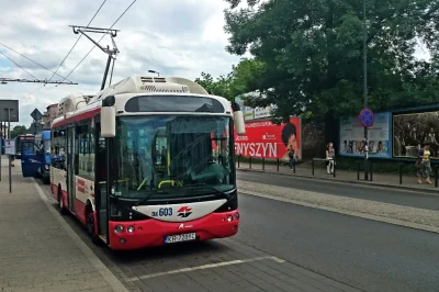 kozi - Całe zdjęcie autobusu z pantografem ( ͡° ͜ʖ ͡°)