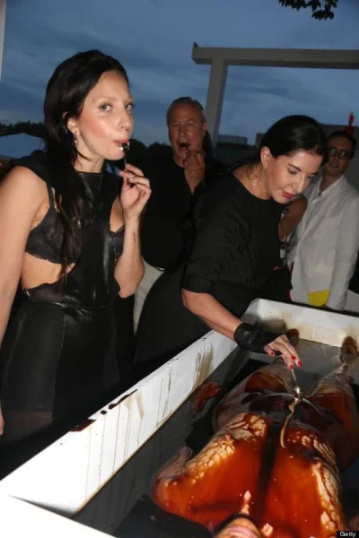Mesk - Marina Abramović i Lady Gaga rozkoszujące się Spirit Cooking na rzeczonej kola...