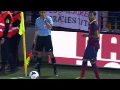 bart88uk - #pilkanozna #barcelona Alves podnosi banana ktorym go rzucono i go zjada.