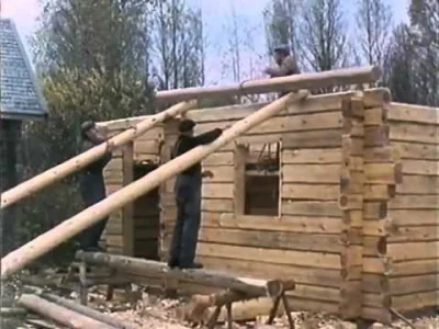mniok - Hipnotyzująca praca fińskich cieśli - budowlańców podczas budowy domku z bali...