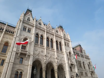 olomuniec12 - Dzisiaj także obok węgierskich flag, na budynku Parlamentu w Budapeszci...