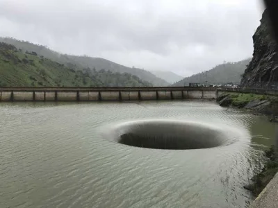 thoorgal - Glory hole na zalewie Berryessa w Kalifornii. Sztucznie wybudowany przelew...