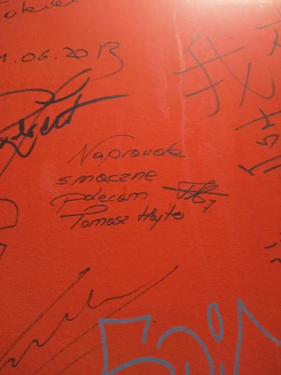 DmNQ193 - Byłem dziś w knajpie w Tychach. Patrzta kogo podpis znalazłem na ścianie( ͡...