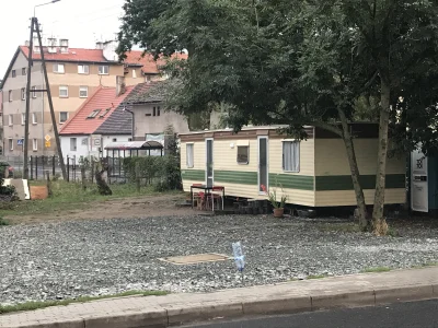 sheepson - U mnie na wsi niedawno stanął taki oto barak. Mam dziwne przeczucie, że mo...