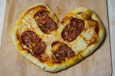 MG78 - Salami na pizzy w kształcie serca smakuje tak jak na każdej innej, czyli wyśmi...