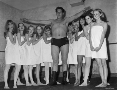 MeritumApp - 1965, Paryż, wrestler André the Giant z modelkami podczas pokazu mody. J...