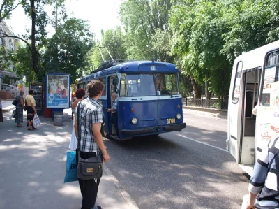 e.....o - @kubucha93: Tańsza, ale tak się wlecze, że można niekiedy wyjść i iść obok,...