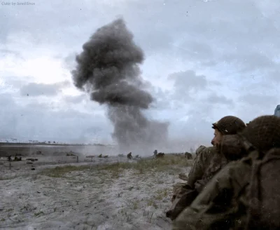 wojna - Amerykańscy żołnierze chronią się przed ostrzałem słynnych niemieckich dział ...
