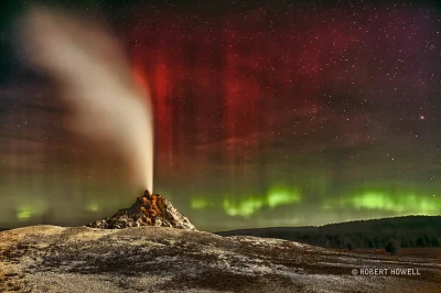 Elthiryel - Erupcja gejzeru White Dome w Parku Narodowym Yellowstone na tle zorzy pol...