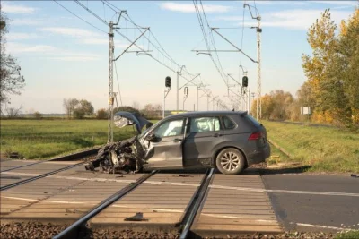 SebaD86 - No i kolejny głąb w BMW (przypadek?) ominął rogatki i wjechał pod pociąg......