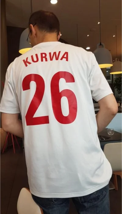 Altru - #heheszki #mecz #onjeszczeniewie 

Dostał koszulkę od polskiego kibica. ( ͡...
