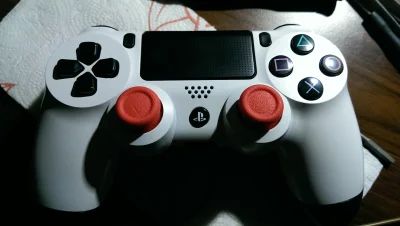 FalconOKO - Custom paint Dualshocka 4. Ze zniszczonego czarnego ze zdartymi analogami...