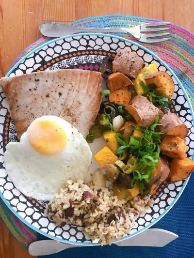 Takeshi_Kovacs - Stek z tuńczyka z jajkiem sadzonym, grillowanymi warzywami i kaszą b...