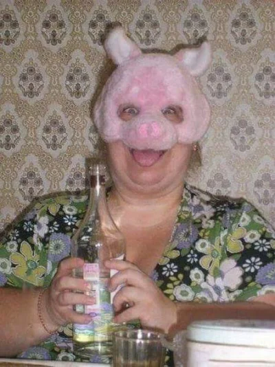 Pitaq - @Ariwederczi: 
grażyna w masce świni na twarzy
lekkikek.gif 
XD