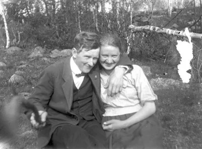 Kakergetes - Rok 1934. Jak widać już wtedy ludzie robili sobie selfie.

Jeśli chcec...