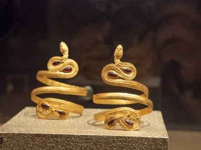 myrmekochoria - Złote bransoletki z granatem w kształcie wijących się węży, Grecja II...