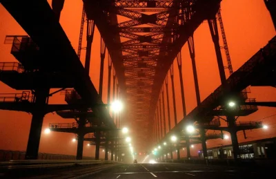 Hoverion - Sydney Harbour Bridge podczas burzy piaskowej 23.09.2009
fot. Tim Wimborn...