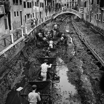 Zdejm_Kapelusz - Drenowanie i czyszczenie kanału w Wenecji, rok 1956.

#fotografia ...