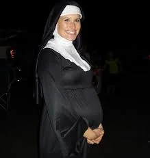 Rabusek - @JeszczeRraz: hehe, a tu zakonnica w ciąży XD