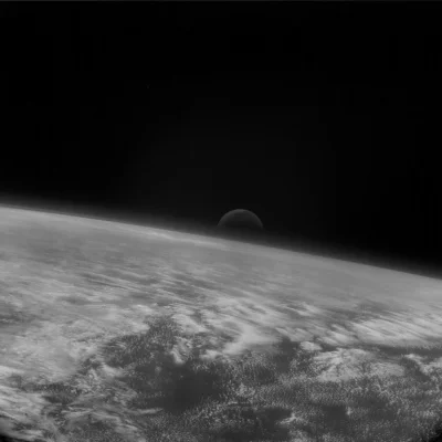 dychu666 - Wschód Księżyca z orbity Ziemii - #kosmosboners na tyle duzy, ze az sie ch...