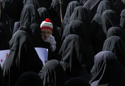 bilas - Dziecko podczas protestów przeciwko wojnie w Jemenie.
#fotografia 
#jemen