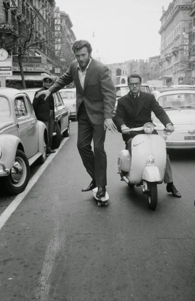 rebel101 - Clint Eastwood uprawia skateboarding na ulicy Via Veneto w Rzymie w 1965 r...