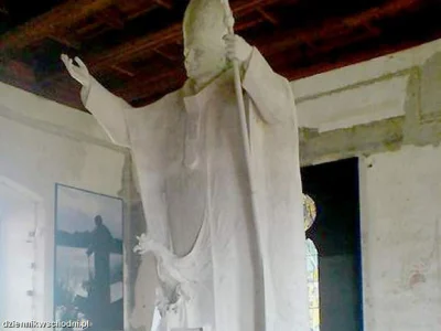 HiszpanskaInkwizycja - @ValdTepes: Mój ulubiony pomnik to papież z ptakiem ( ͡° ͜ʖ ͡°...