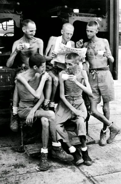 nexiplexi - Australijscy żołnierze po uwolnieniu z japońskiej niewoli w Singapurze. 1...