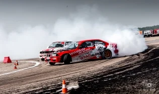 AndrzejZawa - Drift na gazie #drift 
http://gazeo.pl/samochody/garaz-cudow/Profesjon...