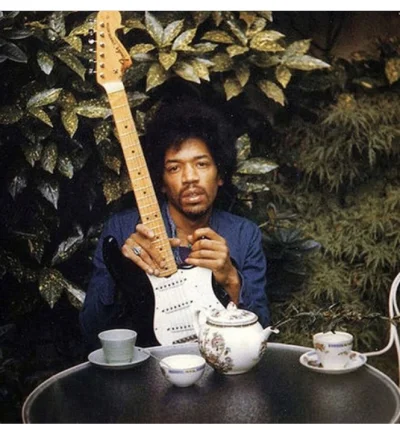 orbitowski - Zdjęcie Jimi Hendrix’a z jego ulubioną gitarą „Black Betty” zrobione w d...
