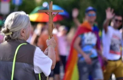 kamyczeq - Serdeczni, szczęśliwi ludzie oraz kobieta zaślepiona religią i nienawiścią...