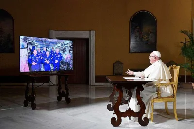 tomasz-szalanski - Papież ucinający sobie pogawędkę z astronautami przebywającymi na ...