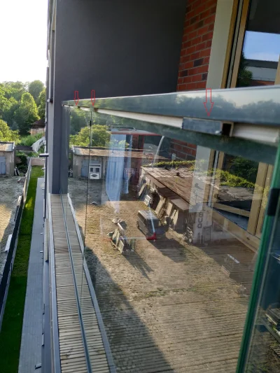 Bisk - Na zdjęciu widać mocowanie szklanej balustrady na moim balkonie. Mieszkanie ni...