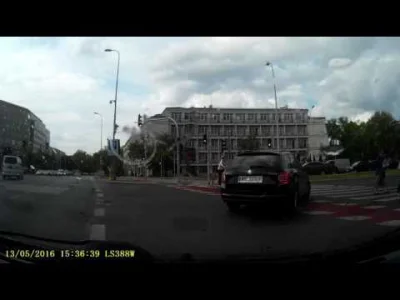 bzooora - Niektórzy kierowcy nie ogarniają nawet, kiedy mają wymalowaną ścieżkę na ul...