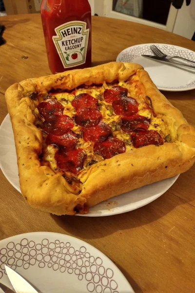 ujnakaczych_lapach - @Hannahalla: deepdish pizza wjechala , domowa wersja chigago sty...