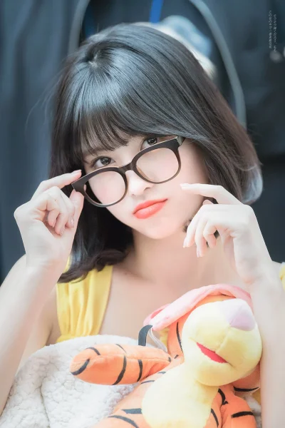 XKHYCCB2dX - #momo #twice 
#koreanka #japonka